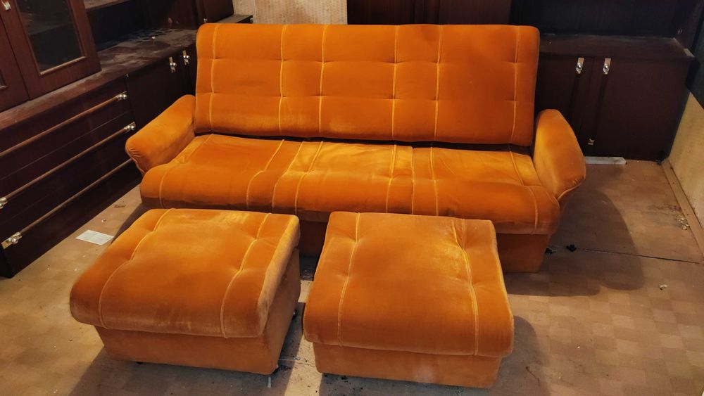 Холова гарнитура нова разтегателен диван ,два фотьойла и две табуретки