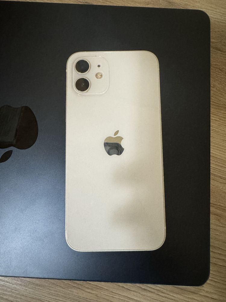 Iphone 12 бял в добро състояние