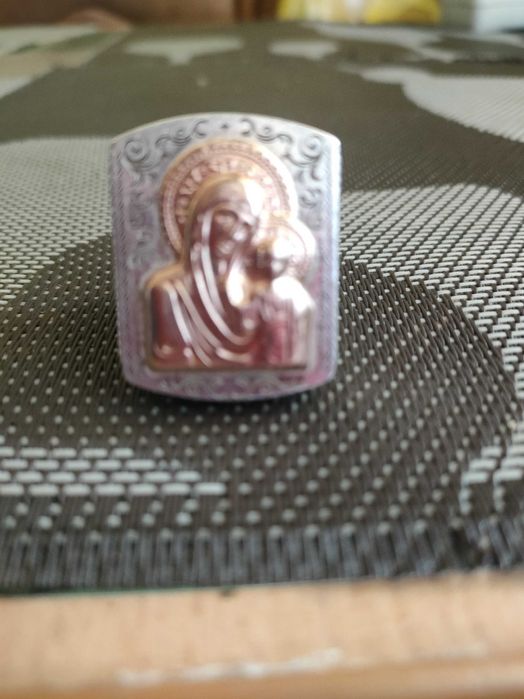 Продам серебро печатку с золотой иконой.