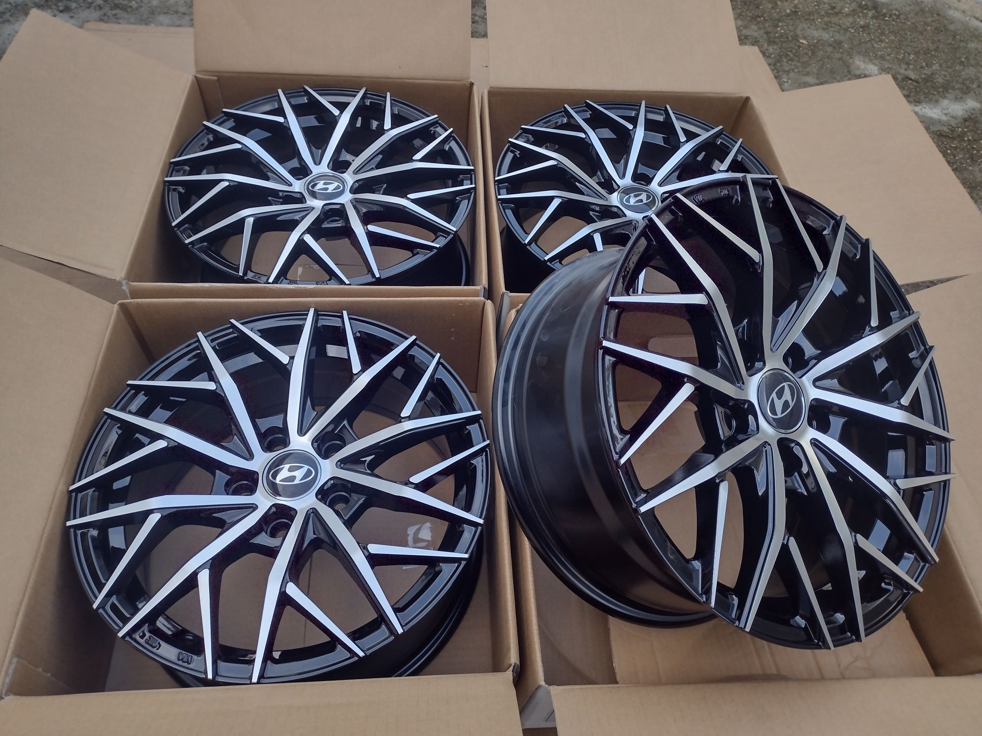 Jante Hyundai pe R16 Noi - Bicolore cu 5 x 114.3 R16 Negru Crom