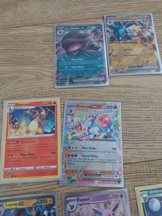 Vând carduri Pokemon