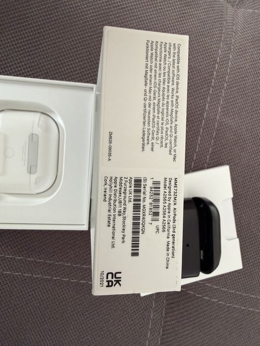 Airpods 3 - работи само кутията