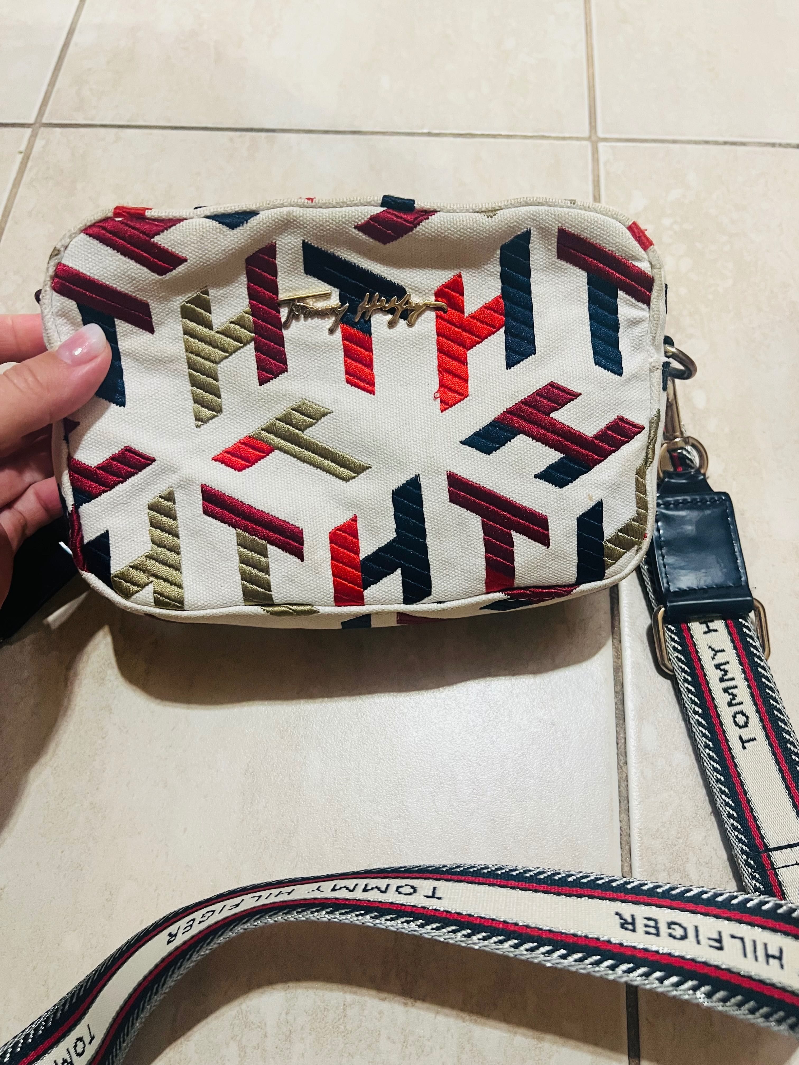 Оригинална чанта Tommy Hilfiger.