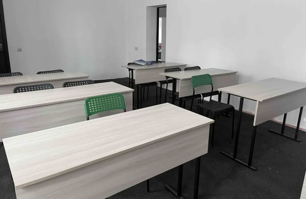 Продам стулья и уч стол почти новые