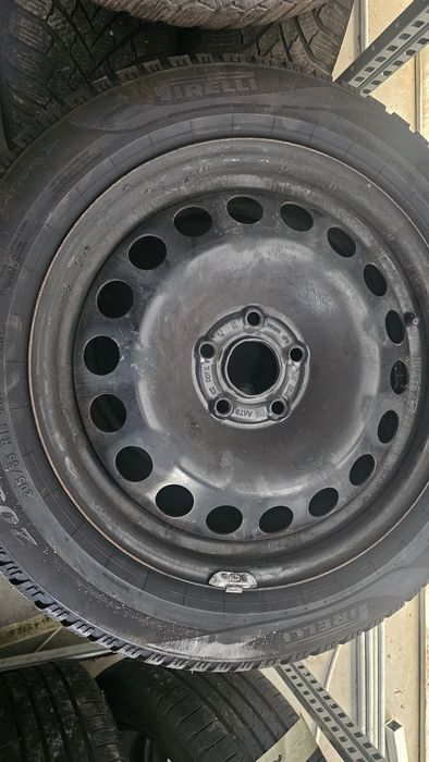 Зимни гуми Pirelli 205/55/16  с джанти и оригинални тасове - 520лв.