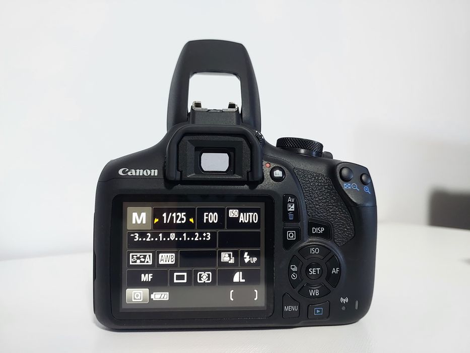 Kit Canon EOS 2000D + Obiectiv 18-55 mm
