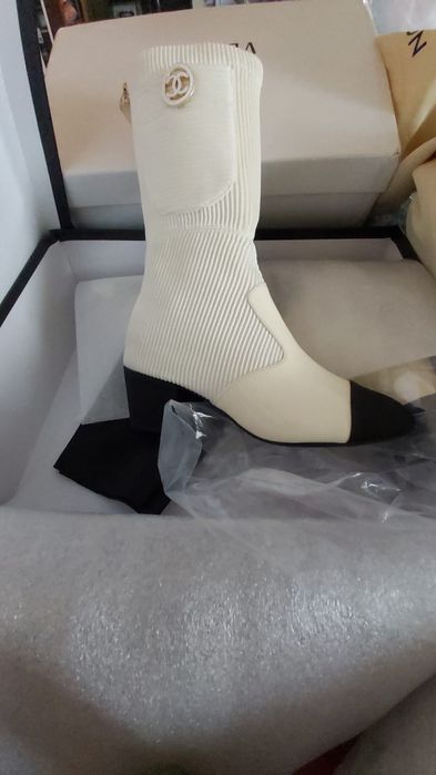Cizme elegante C.H.A.N.E.L-Reducere la jumătate de preț!