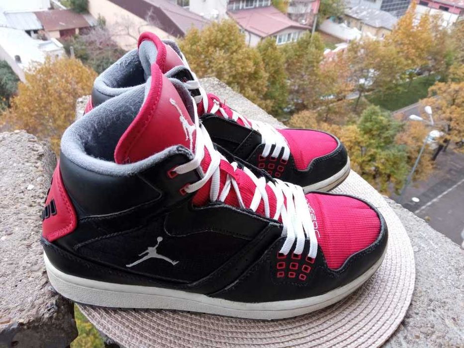 Bascheti Nike Air Jordan 1 Flight, marime 40.5, UK 6.5 (25.5 cm)