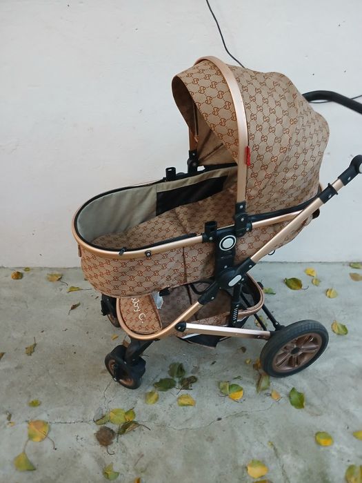 Vand căruț de copil