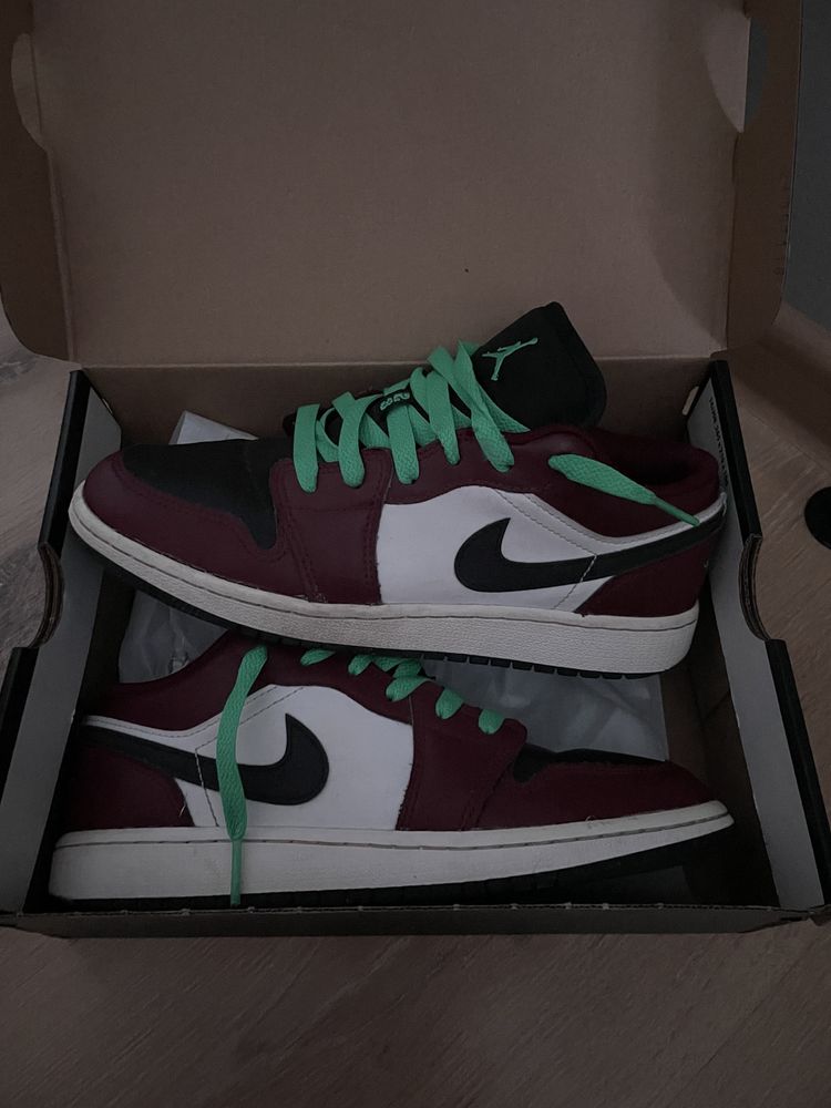 Обувки Jordan 1 Low SE Dark Beetroot Roma Green