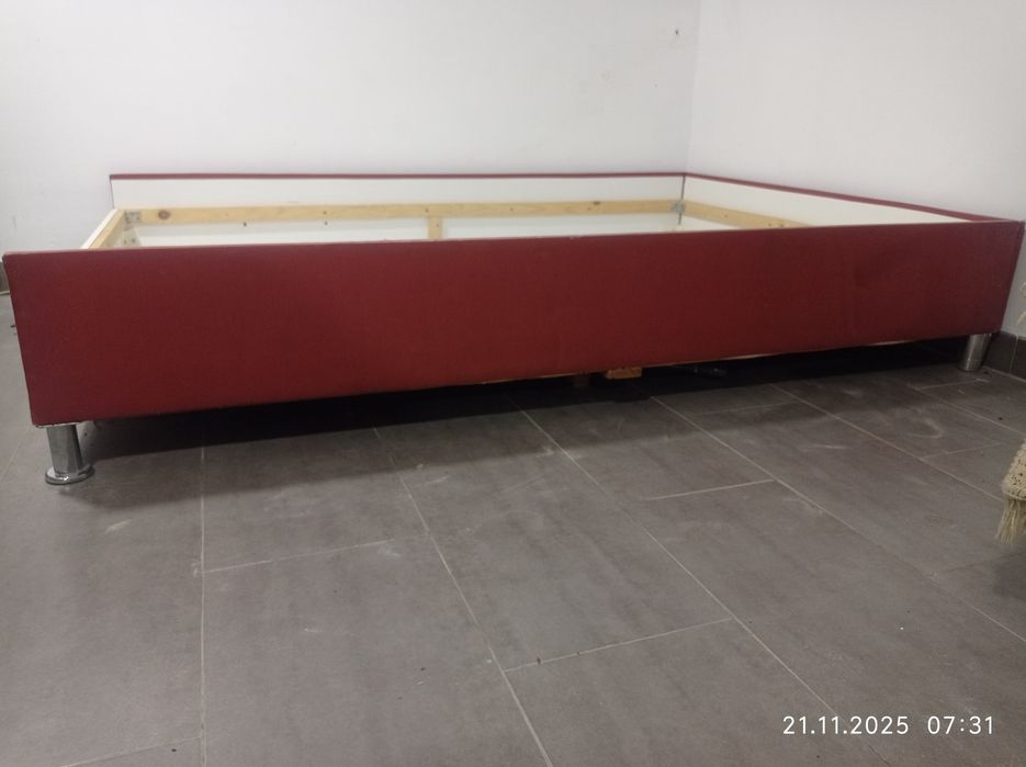 Vând cadru 140x200  pat tapițat cu saltea arcuri 330ron