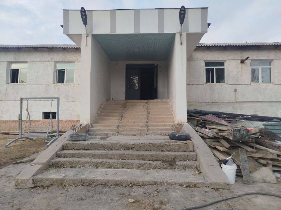 Нотурар бино сотилади