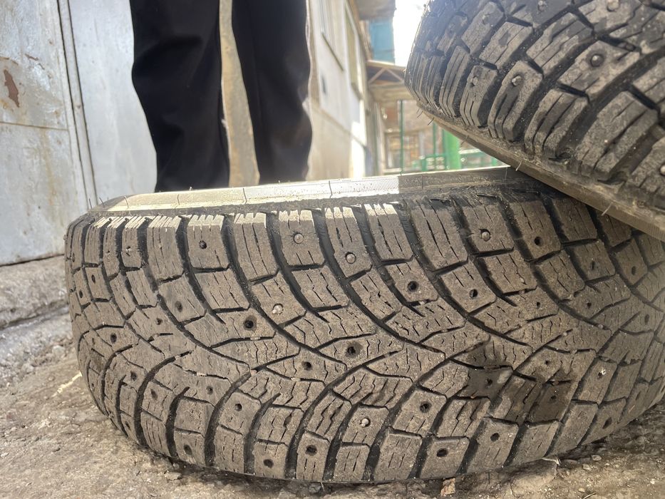 Продам шипованные шины с железным диском комплеки