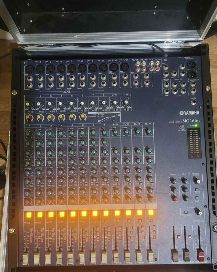 Yamaha MG166C studio mixer