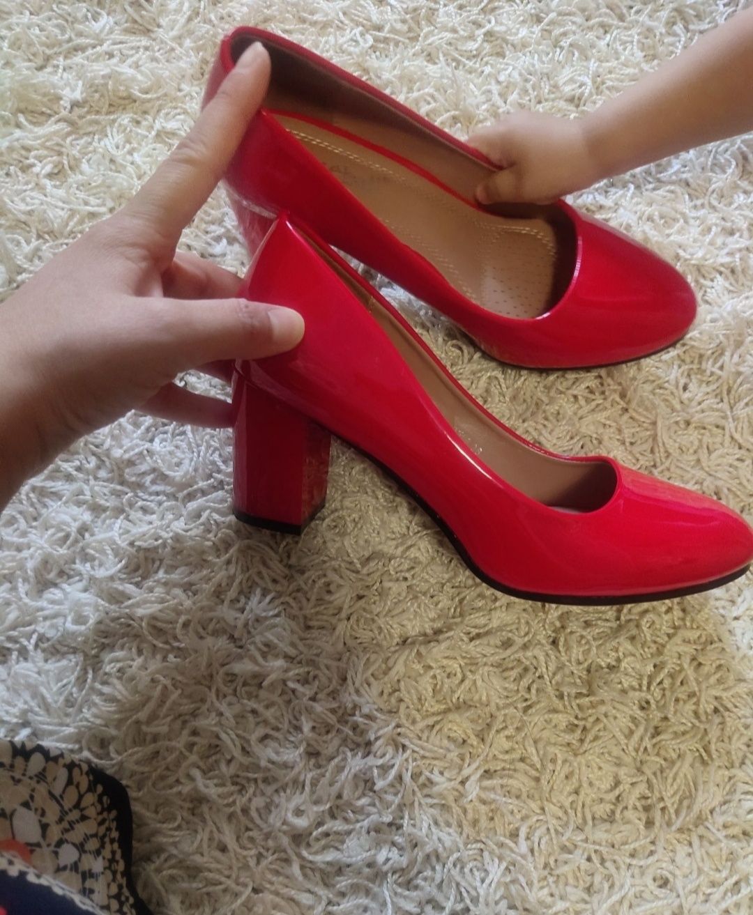 Продам красные туфли