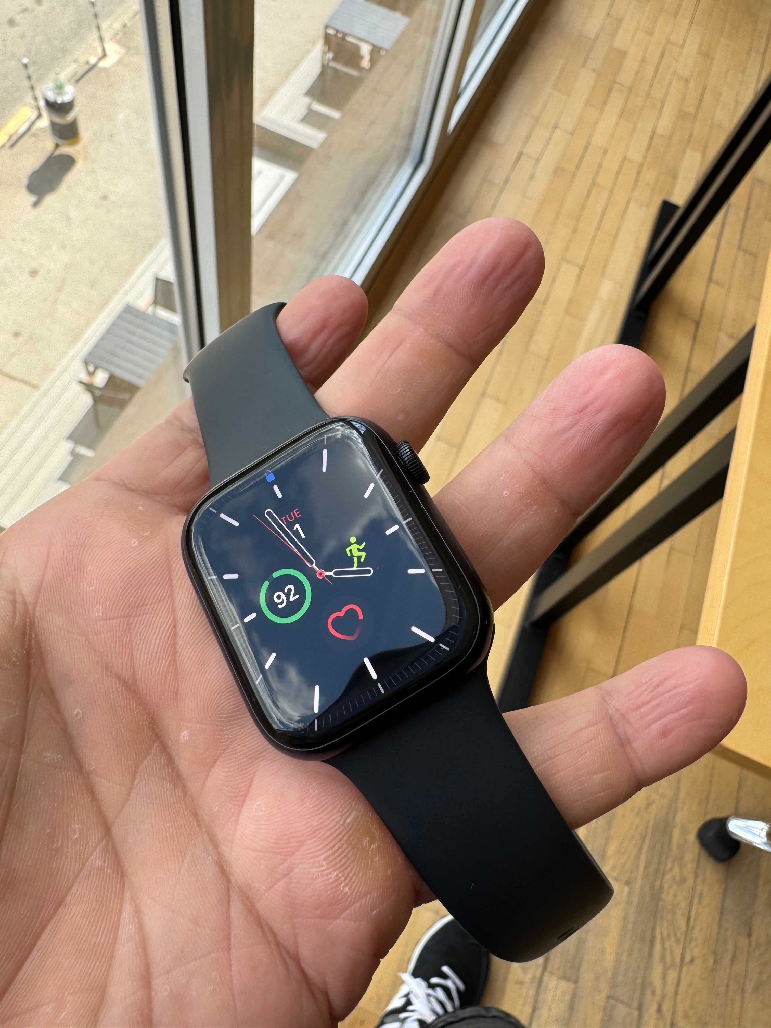 Продавам - Apple Watch Series 8 45mm Aluminum