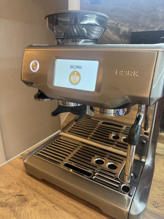Продам кофемашину Bork C806