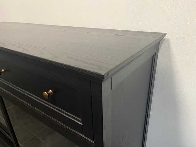 comoda neagra pentru un salon elegant