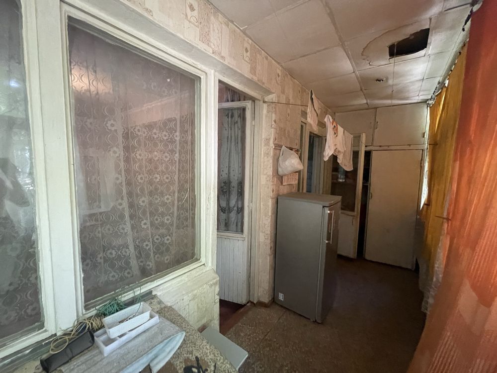 Чиланзар 9.  Продаётся 2-комн.    1 этаж.    53 м2.    Не торец.