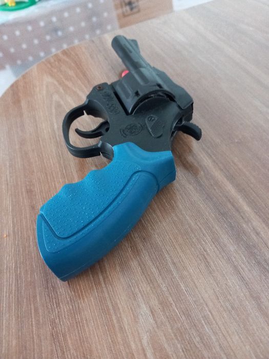 Pistolul cu capse