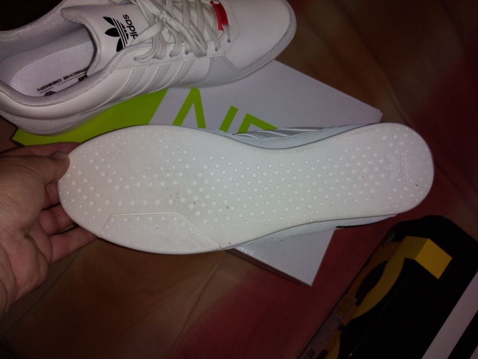 Pantofi sport, noi cu eticheta