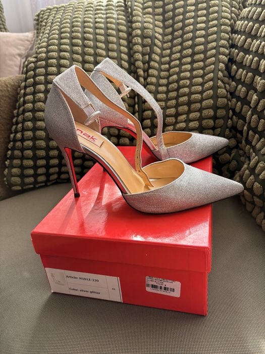 Stiletto Nak argintii cu talpa roșie