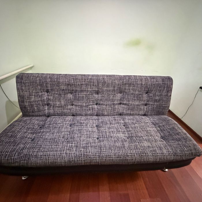 Диван в отличном состоянии с двумя креслами