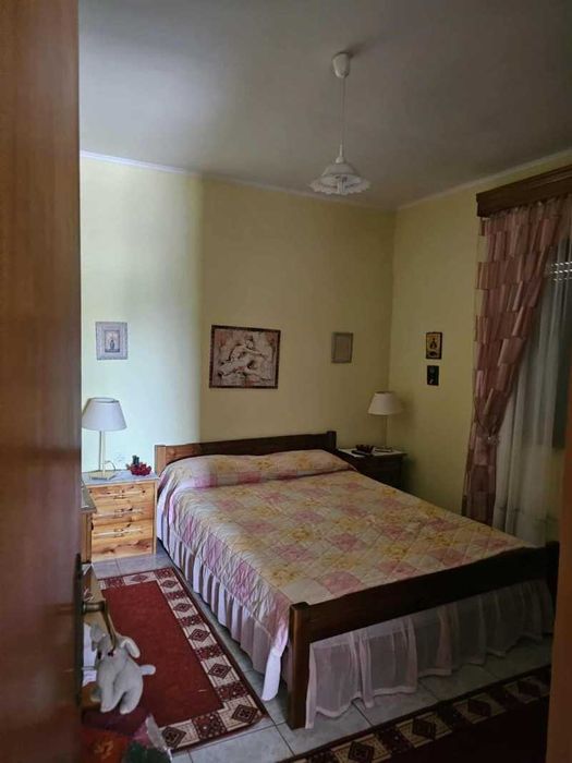 Самотоятелна къща в голям парцел