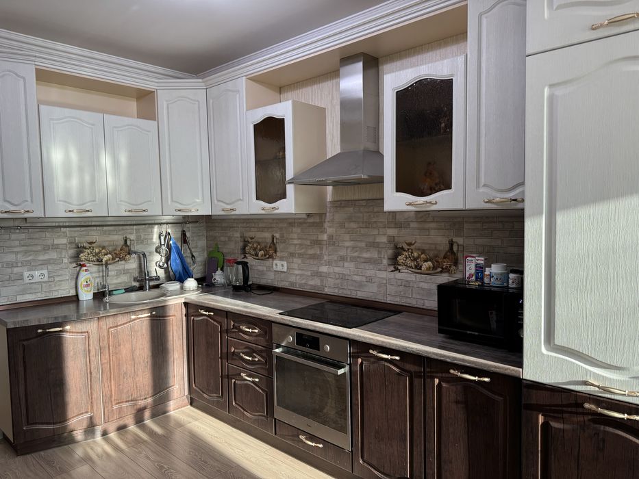 Кухонный гарнитур с бытовой техникой