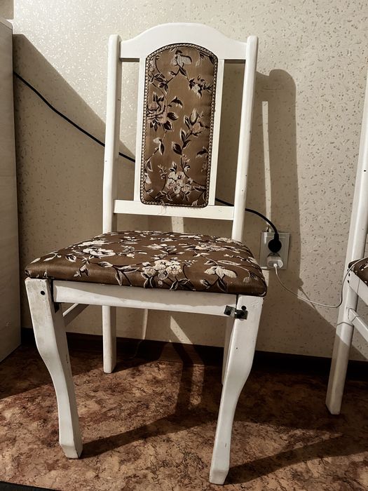 4 кухонных стульев