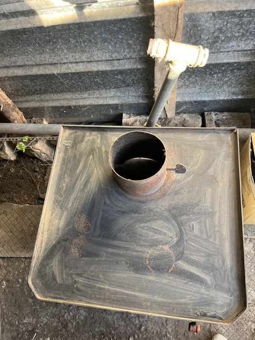 Камина отоплителна с водонагревател на твърдо гориво