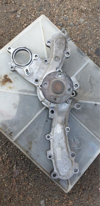 Помпа от двигателя 3 gr -fse