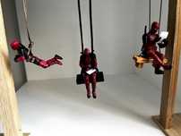 Figurine Deadpool din Wolverine and Deadpool suspendate