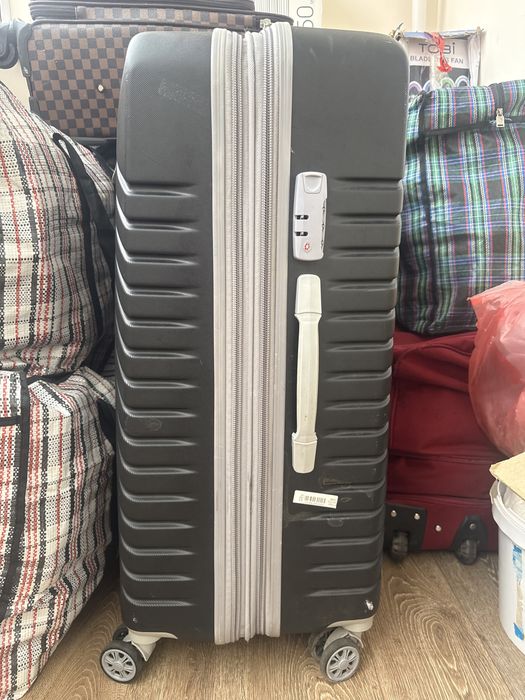 Чемодан черный качественный