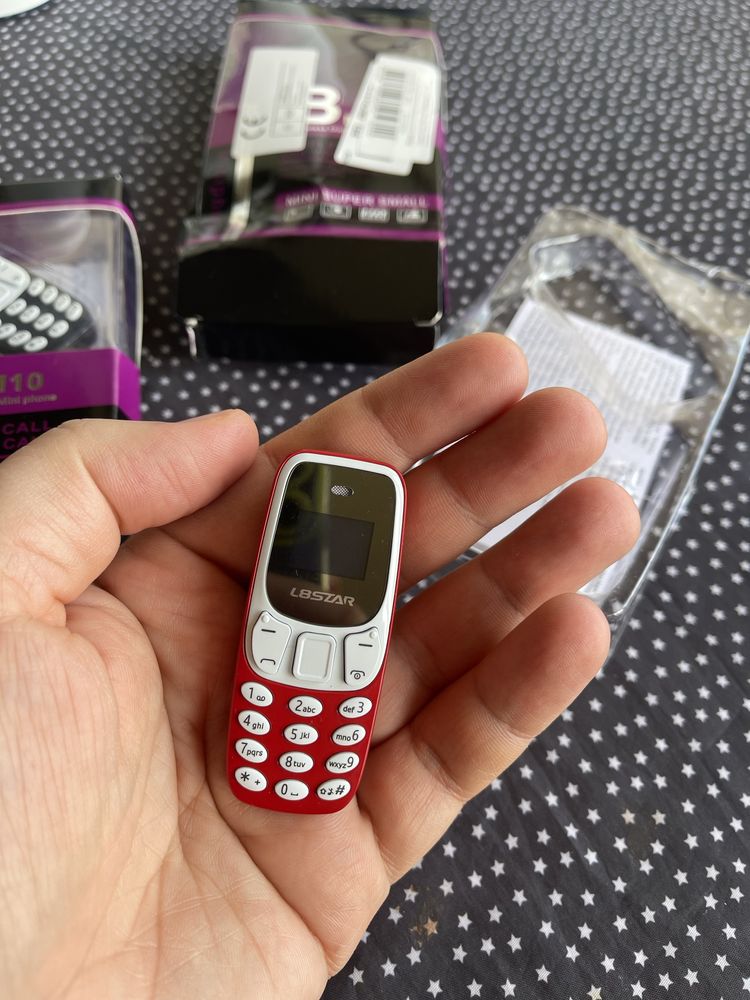 Най-малкият телефон в света с две сим карти
