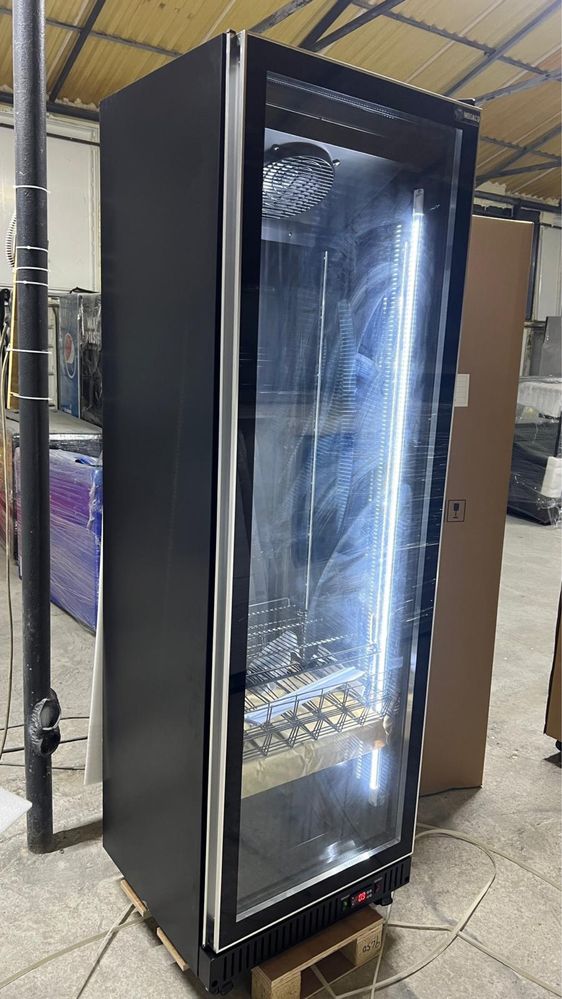 Vitrina frigorifica verticala pentru sucuri cu led