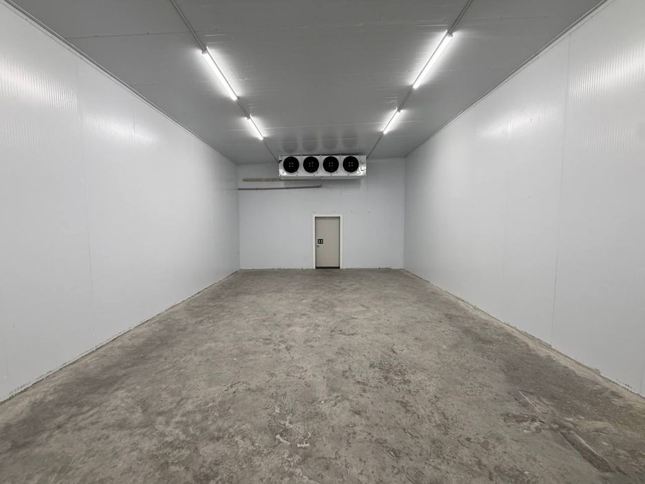 Жомий . Холодилник промышленный 60 кв.м высота 4 м . Новый .