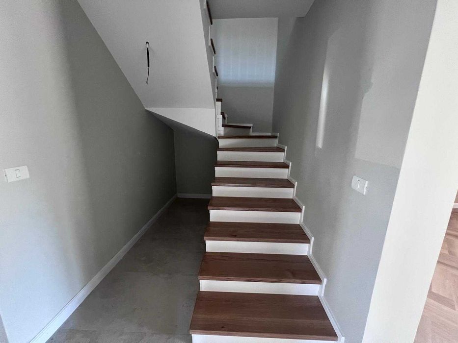 Proprietar vand 1/2 duplex aproape de M CITY la asfalt