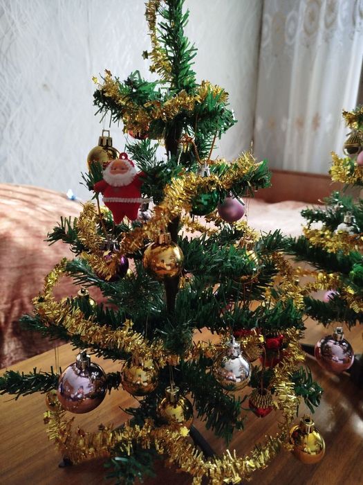 Ёлки с игрушками,на подставке