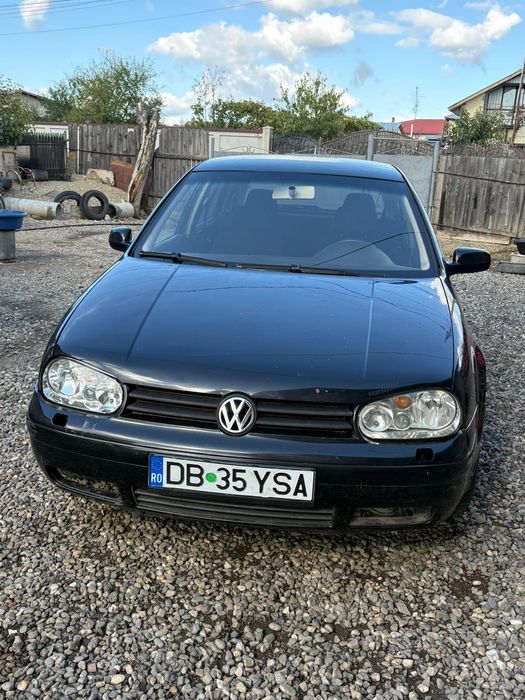 Vând golf 4 pentru reparat sau dezmembrat