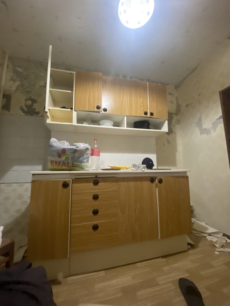 Отдам бесплатно кухню и шкаф