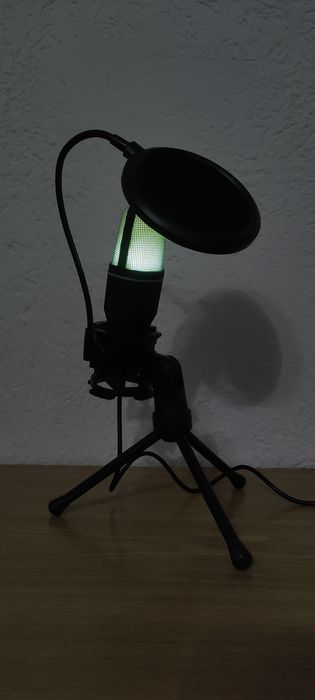 Продаю игровой микрофон RGB с ветрозащитой