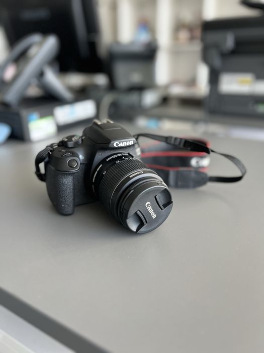 Фотоапарат Canon EOS 1300D + Canon ESF 18-55mm