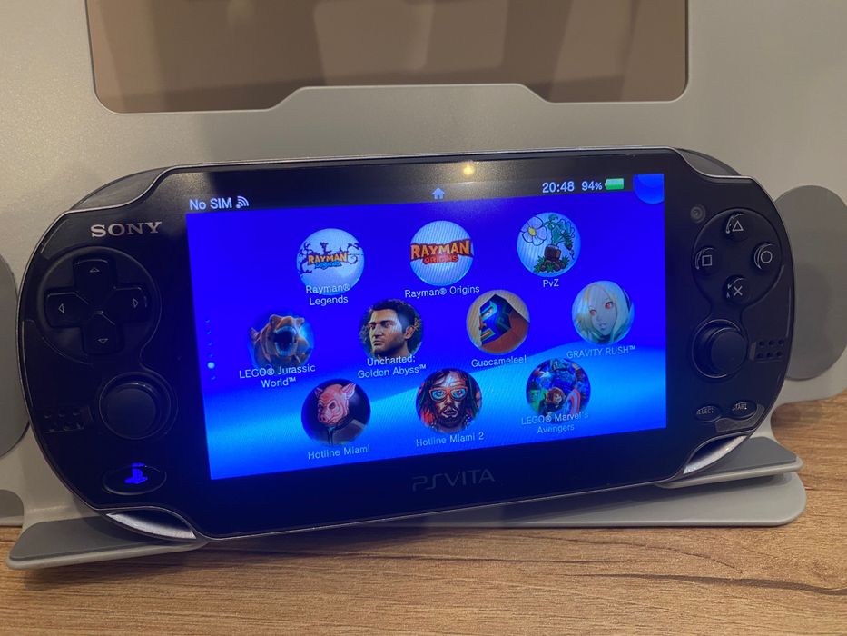 PlayStation Vita OLED (japoneză) modificată, cu jocuri