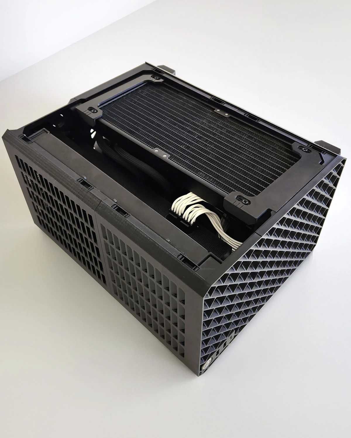 Carcasa ITX Gaming Printata 3D Rad 240mm GPU 3.75 slots 16.4 litrii
