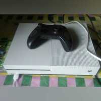 Приставка Xbox One S.