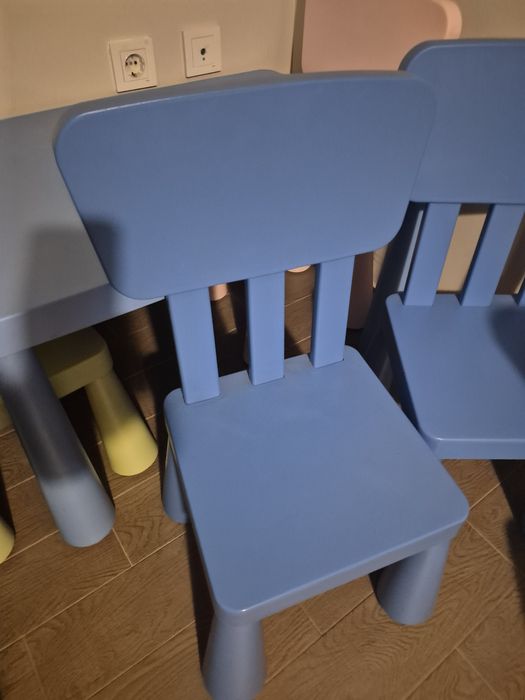 Vând măsuță și 5 scaune din plastic pentru copii