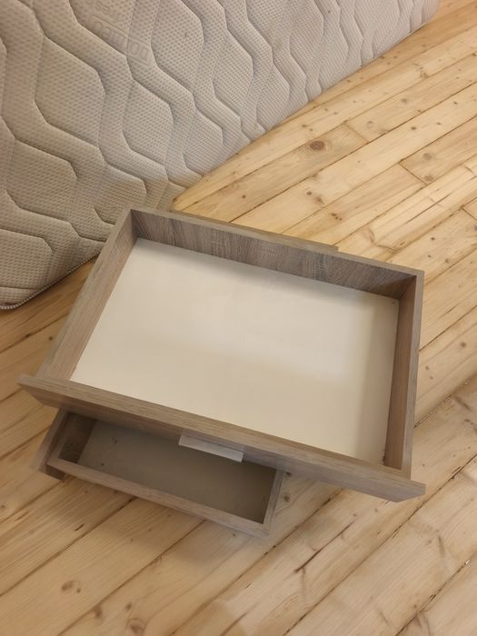 Спалня с рамка и нощни шкафчета