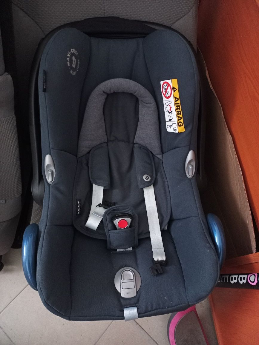 Столче за кола за новородено Maxi Cosi + подарък адаптери за количка