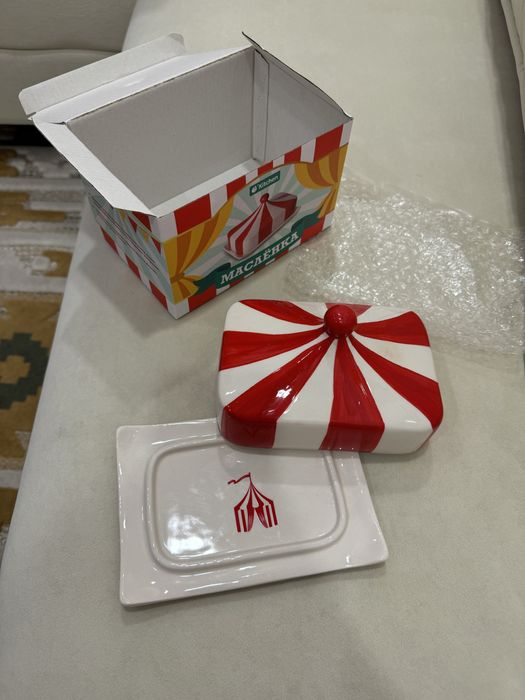 Новая масленка с Фикс прайс красного цвета.